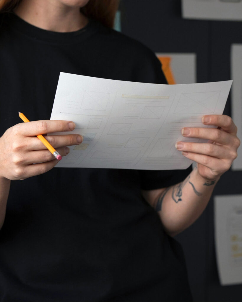 donna con foglio bianco in mano e matita